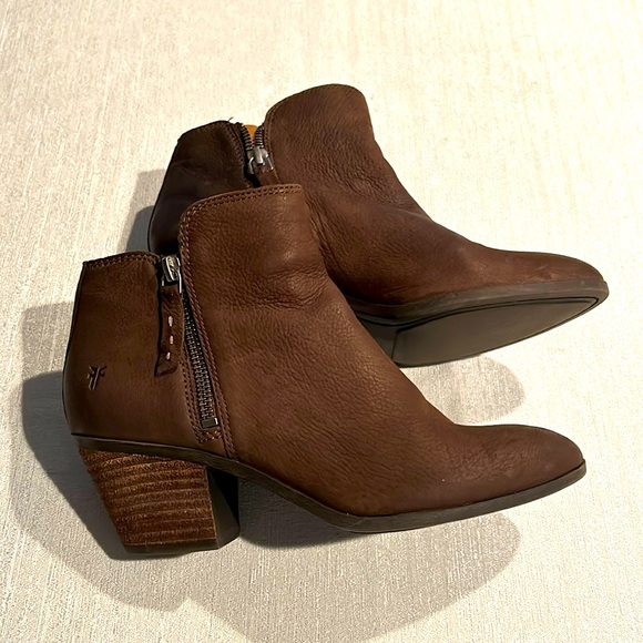 FRYE Women’s Brown Ankle Booties Distressed Texture All Over Size 6 Gently Used - Picture 3 of 16